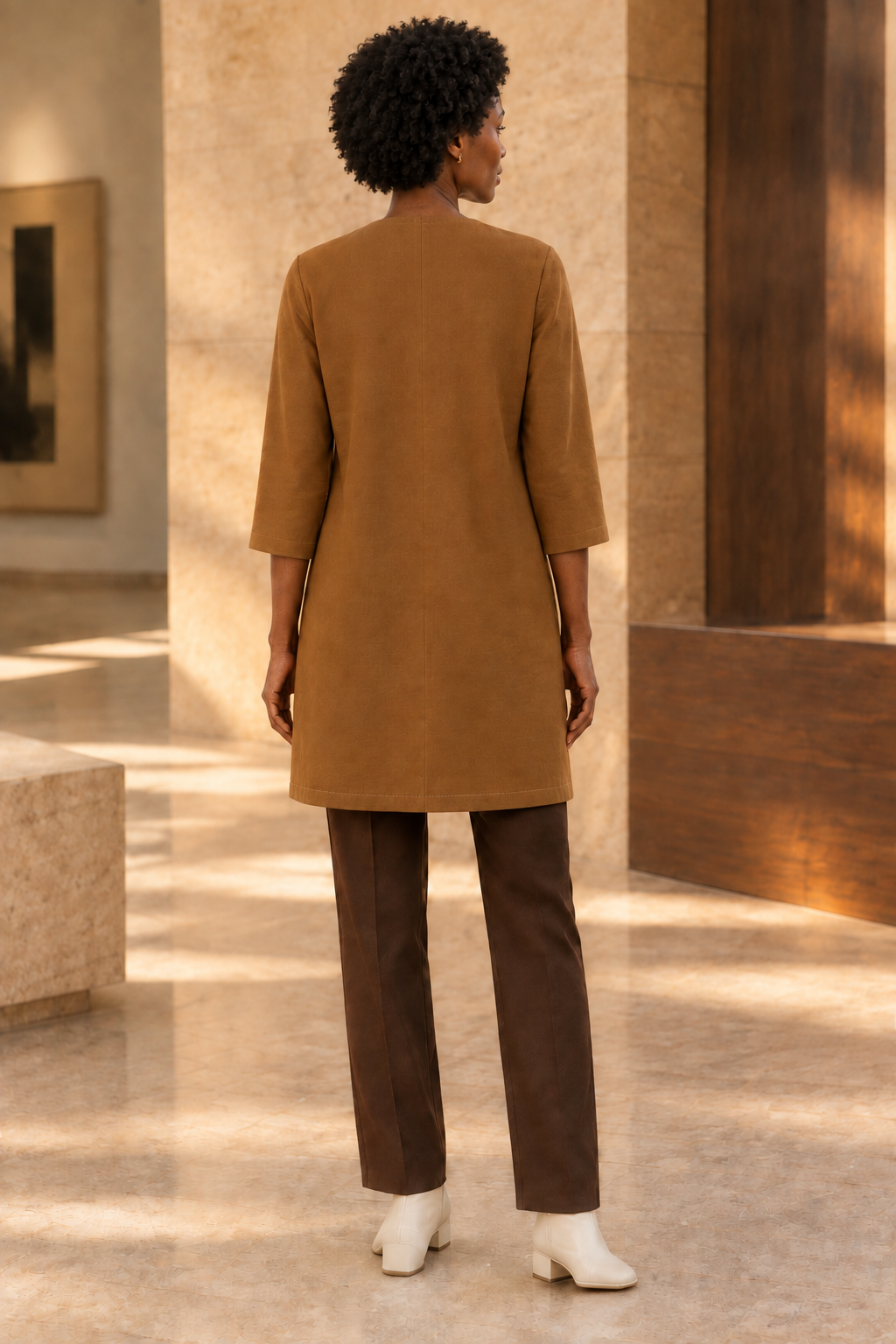 Abrigo camel, trasera, cuello liso corregido