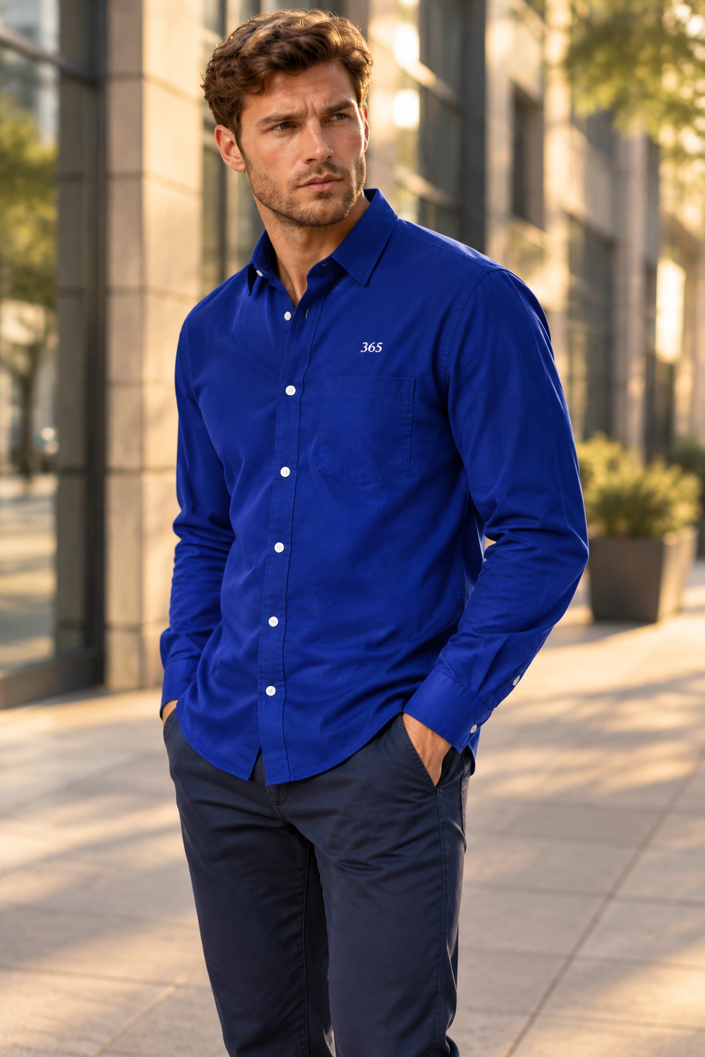 Camisa azul, encuadre tres cuartos en avenida urbana