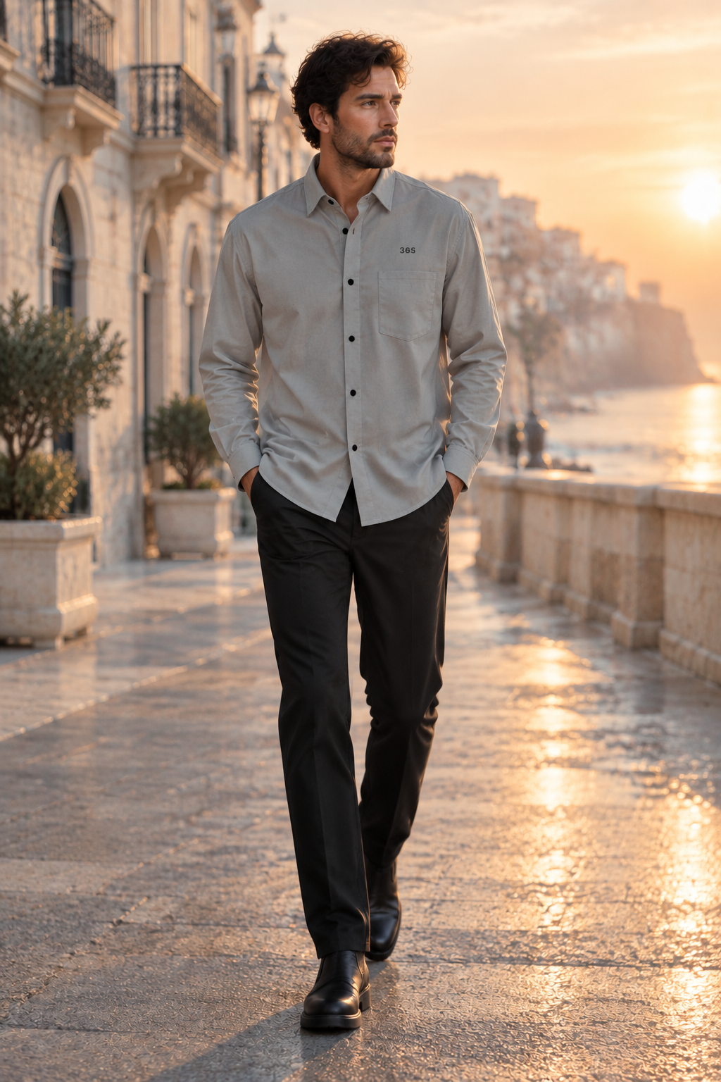 Camisa gris en paseo mediterráneo al amanecer
